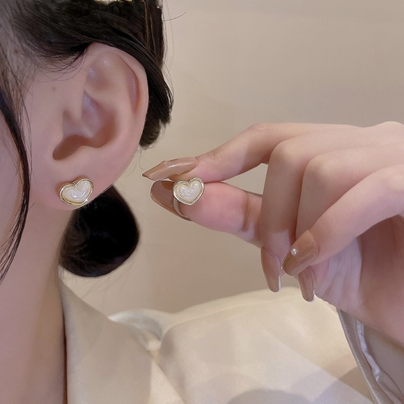 Heart-Shaped 🤍 Earnings - Picture 2 of 4